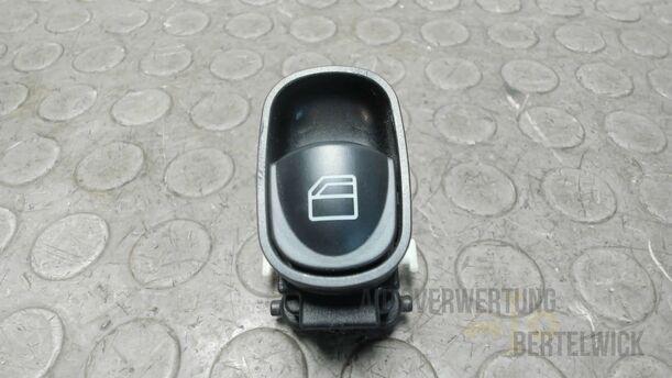Foto: FENSTERHEBERSCHALTER eines Mercedes-Benz C 220 CDI Fun