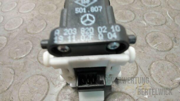 Foto: FENSTERHEBERSCHALTER eines Mercedes-Benz C 220 CDI Fun