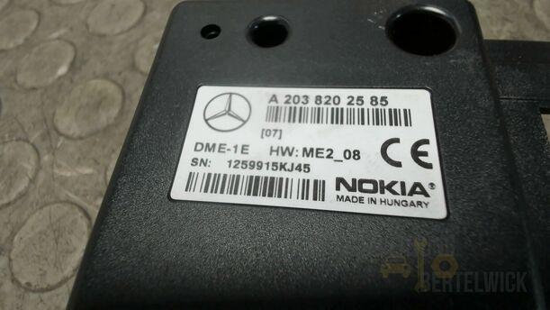 Foto: STEUERGERÄT MOBILTELEFON eines Mercedes-Benz C 220 CDI Fun