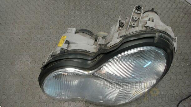 Foto: SCHEINWERFER LINKS eines Mercedes-Benz C 220 CDI Fun