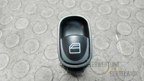 Foto: FENSTERHEBERSCHALTER eines Mercedes-Benz C 220 CDI Fun