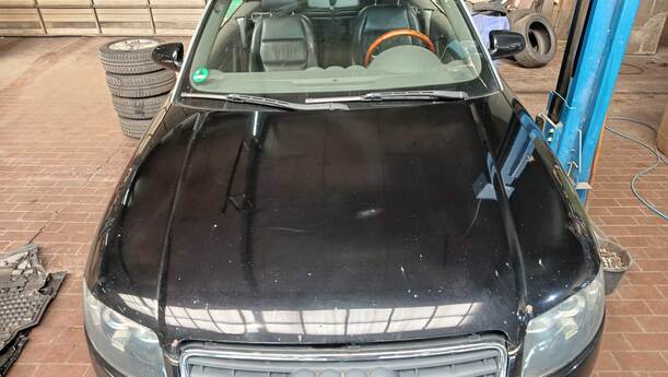 Foto: MOTORHAUBE eines Audi A4 Cabriolet 2.5 TDI Fun