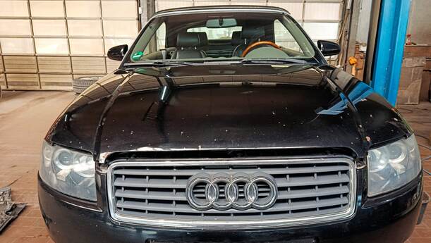 Foto: MOTORHAUBE eines Audi A4 Cabriolet 2.5 TDI Fun