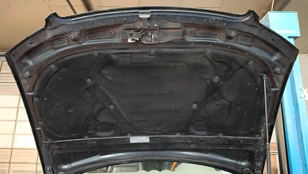 Foto: MOTORHAUBE eines Audi A4 Cabriolet 2.5 TDI Fun