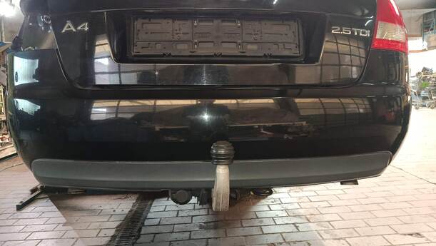 Foto: STOSSFÄNGER/ STOßSTANGE HINTEN ( CABRIO ) eines Audi A4 Cabriolet 2.5 TDI Fun