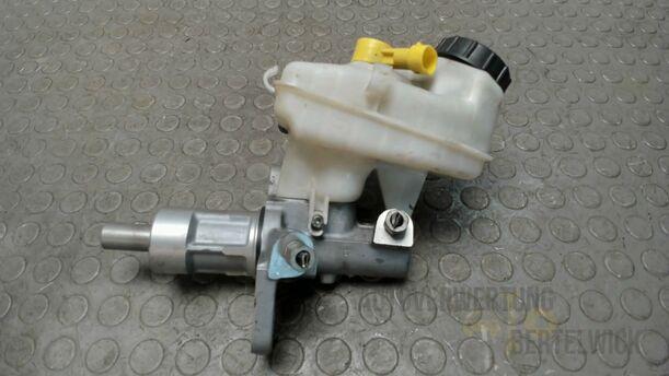 Foto: HAUPTBREMSZYLINDER eines Opel Astra 1.7 CDTI DPF Sports Tourer Fun