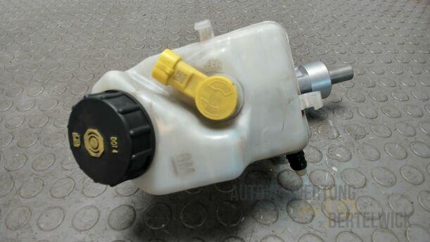 Foto: HAUPTBREMSZYLINDER eines Opel Astra 1.7 CDTI DPF Sports Tourer Fun