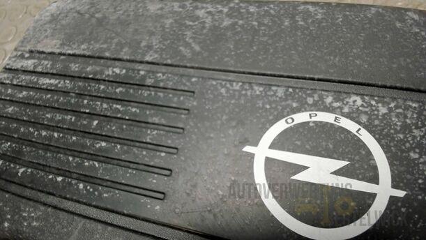 Foto: MOTORABDECKUNG / VERSCHALUNG eines Opel Astra 1.7 CDTI DPF Sports Tourer Fun