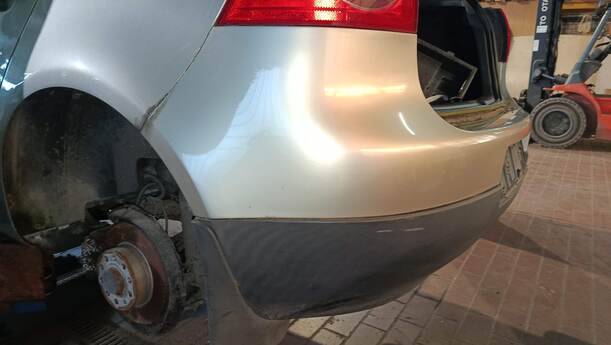Foto: STOSSFÄNGER / STOßSTANGE HINTEN eines VW Golf 1.4 FSI Fun