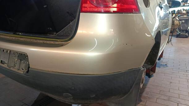 Foto: STOSSFÄNGER / STOßSTANGE HINTEN eines VW Golf 1.4 FSI Fun