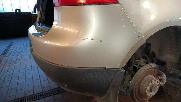Foto: STOSSFÄNGER / STOßSTANGE HINTEN eines VW Golf 1.4 FSI Fun