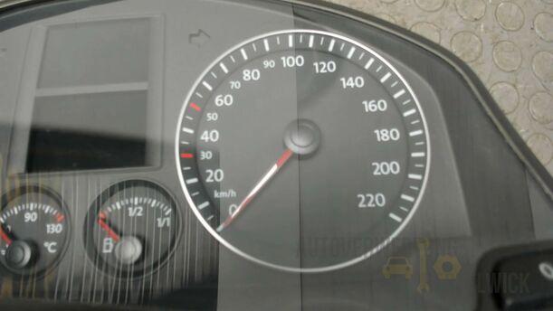 Foto: KOMBIINSTRUMENT / TACHOEINHEIT eines VW Golf 1.4 FSI Fun