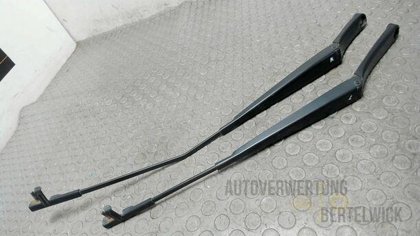 Foto: SCHEIBENWISCHERARME VORNE eines VW Golf 1.4 FSI Fun