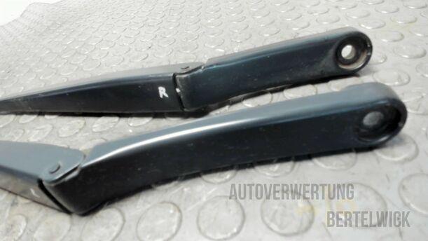 Foto: SCHEIBENWISCHERARME VORNE eines VW Golf 1.4 FSI Fun