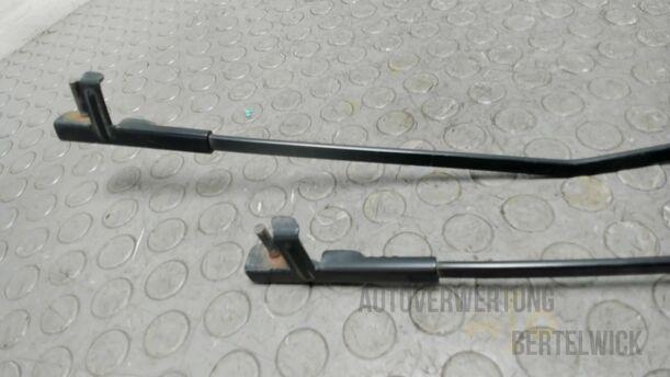 Foto: SCHEIBENWISCHERARME VORNE eines VW Golf 1.4 FSI Fun