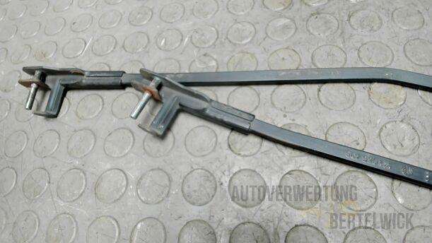 Foto: SCHEIBENWISCHERARME VORNE eines VW Golf 1.4 FSI Fun