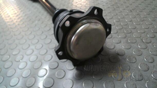 Foto: ANTRIEBSWELLE LINKS ( SCHALTGETRIEBE ) eines Audi A4 Cabriolet 2.5 TDI Fun