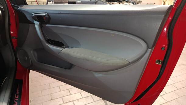 Foto: TÜR VORNE RECHTS ( 2/3 TÜRER ) eines Honda Civic 1.8i-VTEC Fun