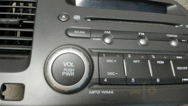Foto: RADIOBEDIENUNG eines Honda Civic 1.8i-VTEC Fun