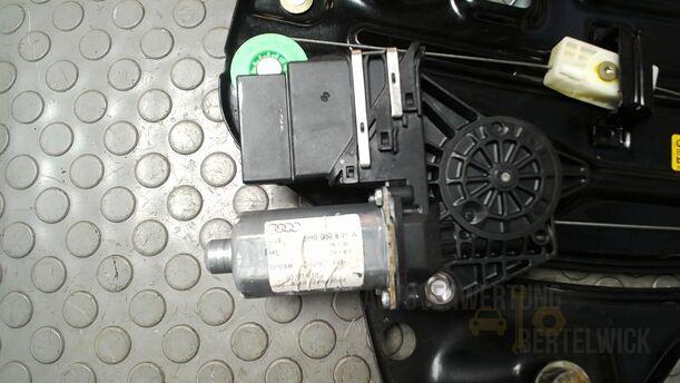Foto: FENSTERHEBER ELEKTRISCH HINTEN LINKS ( CABRIO ) eines Audi A4 Cabriolet 2.5 TDI Fun