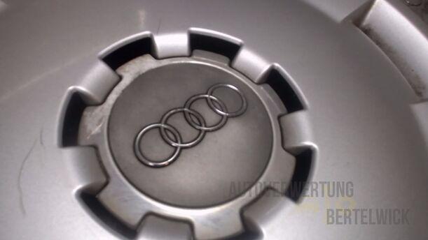 Foto: EINZELRADKAPPE / RADABDECKUNG 15 ZOLL eines Audi A4 Avant 1.6 Fun