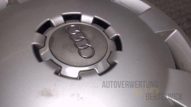 Foto: EINZELRADKAPPE / RADABDECKUNG 15 ZOLL eines Audi A4 Avant 1.6 Fun