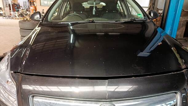 Foto: MOTORHAUBE eines Opel Insignia 2.0 CDTI ecoFLEX Start/Stop Fun