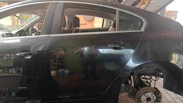 Foto: TÜR HINTEN LINKS ( SCHRÄGHECK ) eines Opel Insignia 2.0 CDTI ecoFLEX Start/Stop Attraction