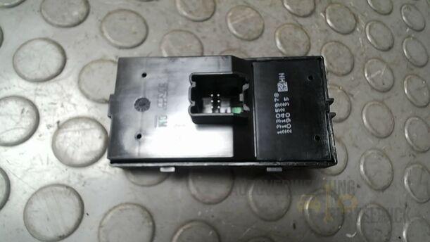 Foto: FENSTERHEBERSCHALTER eines Opel Insignia 2.0 CDTI ecoFLEX Start/Stop Attraction
