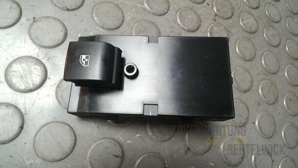 Foto: FENSTERHEBERSCHALTER RECHTS eines Opel Insignia 2.0 CDTI ecoFLEX Start/Stop Attraction