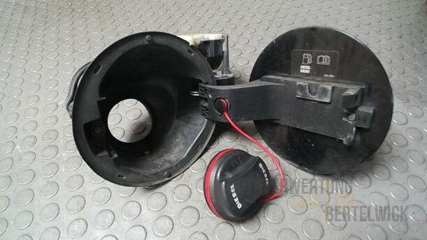 Foto: TANKKLAPPE/ TANKDECKEL ( SCHRÄGHECK / DIESEL ) eines Opel Insignia 2.0 CDTI ecoFLEX Start/Stop Attraction