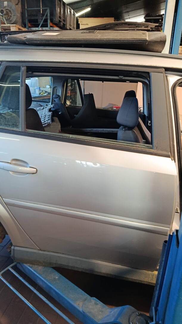 Foto: TÜR HINTEN RECHTS eines Opel Vectra 2.0 DTI Caravan Attraction