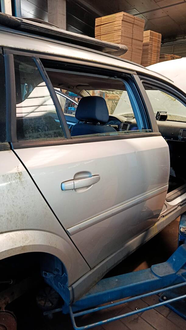 Foto: TÜR HINTEN RECHTS eines Opel Vectra 2.0 DTI Caravan Attraction
