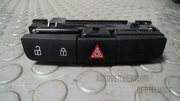 Foto: SCHALTER WARNBLINKANLAGE/ WARNBLINKSCHALTER eines Opel Insignia 2.0 CDTI ecoFLEX Start/Stop Attraction