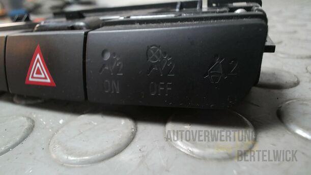 Foto: SCHALTER WARNBLINKANLAGE/ WARNBLINKSCHALTER eines Opel Insignia 2.0 CDTI ecoFLEX Start/Stop Attraction