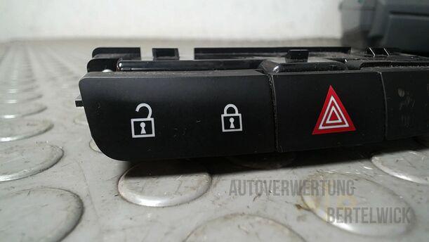 Foto: SCHALTER WARNBLINKANLAGE/ WARNBLINKSCHALTER eines Opel Insignia 2.0 CDTI ecoFLEX Start/Stop Attraction