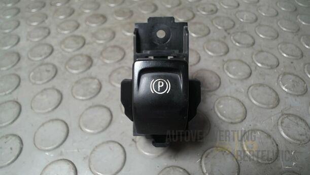 Foto: SCHALTER ELEKTRISCHE PARKBREMSE eines Opel Insignia 2.0 CDTI ecoFLEX Start/Stop Attraction
