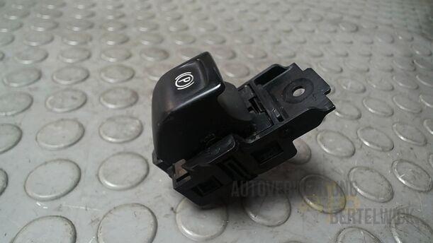 Foto: SCHALTER ELEKTRISCHE PARKBREMSE eines Opel Insignia 2.0 CDTI ecoFLEX Start/Stop Attraction