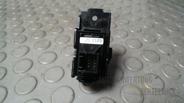Foto: SCHALTER ELEKTRISCHE PARKBREMSE eines Opel Insignia 2.0 CDTI ecoFLEX Start/Stop Attraction