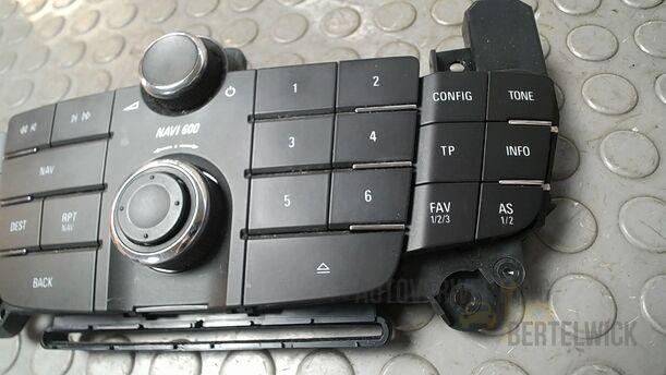 Foto: RADIO BEDIENTEIL eines Opel Insignia 2.0 CDTI ecoFLEX Start/Stop Attraction