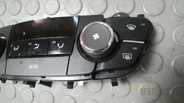 Foto: HEIZUNGSBETÄTIGUNG eines Opel Insignia 2.0 CDTI ecoFLEX Start/Stop Attraction