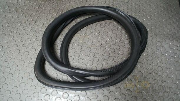 Foto: TÜRDICHTUNG VORN LINKS eines Opel Insignia 2.0 CDTI ecoFLEX Start/Stop Attraction