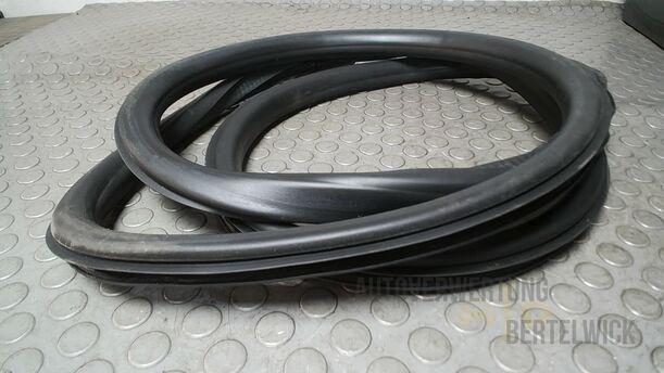 Foto: TÜRDICHTUNG VORN LINKS eines Opel Insignia 2.0 CDTI ecoFLEX Start/Stop Attraction