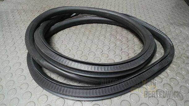 Foto: TÜRDICHTUNG VORN LINKS eines Opel Insignia 2.0 CDTI ecoFLEX Start/Stop Attraction