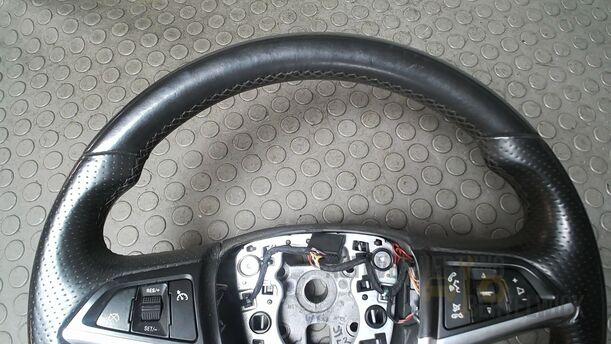 Foto: LENKRAD ( OHNE AIRBAG ) eines Opel Insignia 2.0 CDTI ecoFLEX Start/Stop Attraction