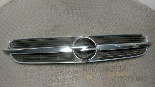 Foto: KÜHLERGRILL eines Opel Vectra 2.0 DTI Caravan Attraction