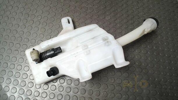 Foto: SCHEIBENWASCHBEHÄLTER eines Opel Insignia 2.0 CDTI ecoFLEX Start/Stop Attraction