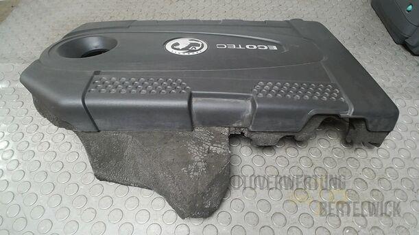 Foto: MOTORABDECKUNG/ MOTORVERSCHAHLUNG OBEN eines Opel Insignia 2.0 CDTI ecoFLEX Start/Stop Attraction