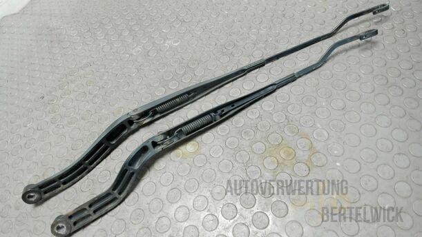 Foto: SCHEIBENWISCHERARME VORNE eines Opel Vectra 2.0 DTI Caravan Attraction