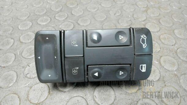 Foto: FENSTERHEBERSCHALTER eines Opel Vectra 2.0 DTI Caravan Attraction